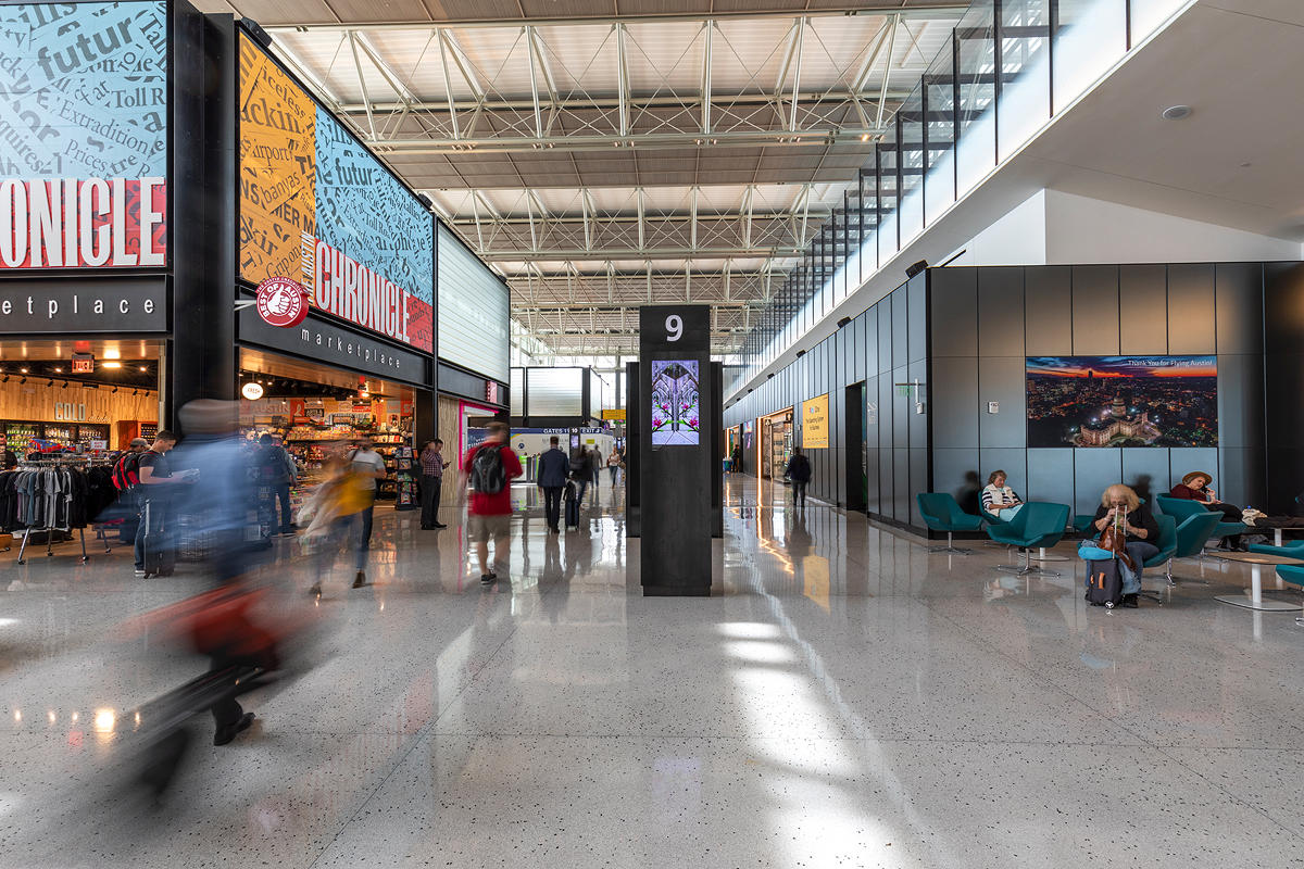 FSRT647 Система обшивки стен Levelr с панелями из вивихромного хромового стекла с прослойкой индивидуального цвета, показанная в конфигурации «отражающий» с отделкой pearlex +, нержавеющая сталь с отделкой «горный хрусталь» и открывающиеся ребра из нержав Forms-surfaces  - Вид №4