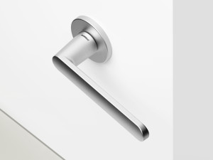 Латунная ручка на розетке