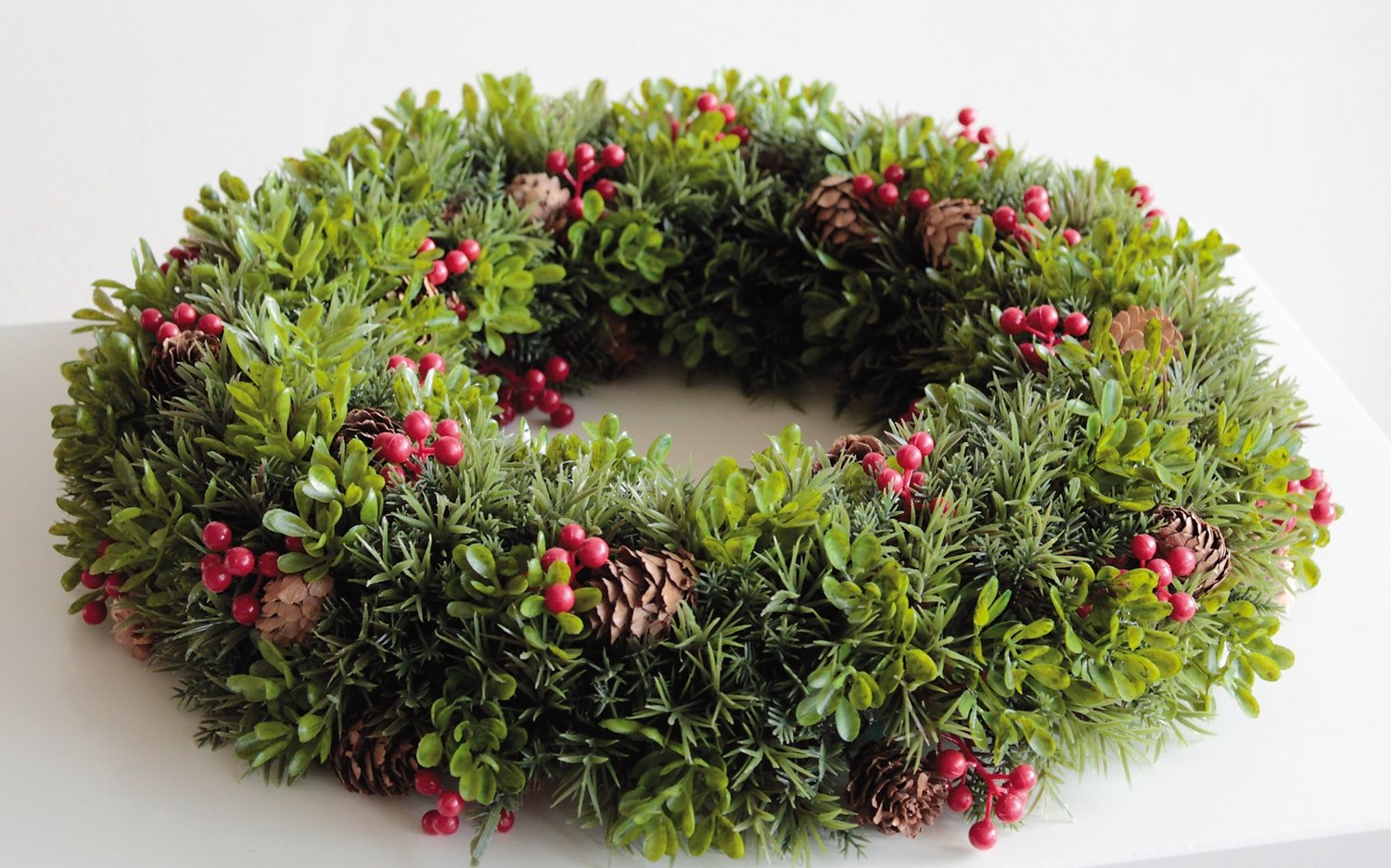 1040 883 a3 Венок искусственный 'ель / самшит / ягоды / шишки', Ø 37 см, зеленый H-andreas  - Вид №3