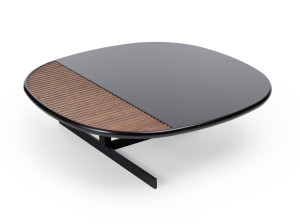 Деревянный низкий журнальный столик