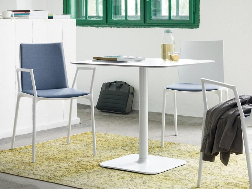 Wiesner-Hager Штабелируемый тканевый стул для ресторана с подлокотниками Macao 6837-202 - Вид №1