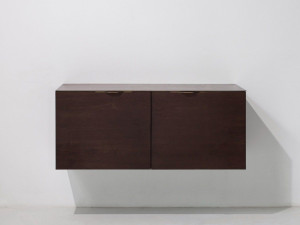 Подвесной шкаф из дуба с распашными дверями