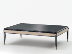 Деревянный низкий журнальный столик