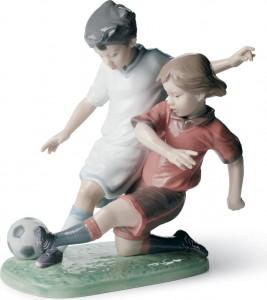 10669044 LLADRO Фигурка Lladro "Юные футболисты" 20x19см Фарфор
