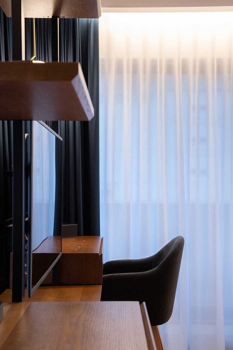 Книжный шкаф из алюминия и дерева с креплением пол-потолок ABLE MILLIE ARCH-00032538 - Вид №3