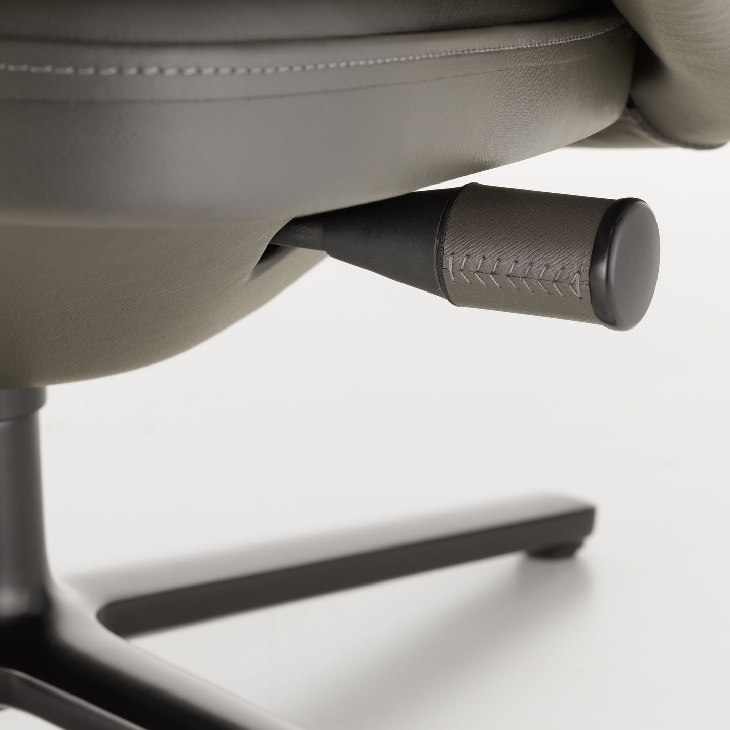 Кожаный спиц кресло с подголовником VITRA Grand Relax ARCH-00138583 - Вид №22