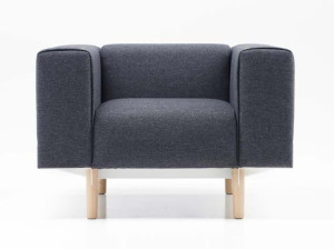 Тканевое кресло с подлокотниками