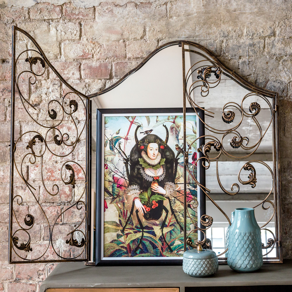 896517167_1818 Арт-постер «Королева майских жуков» Object Desire  - Вид №1