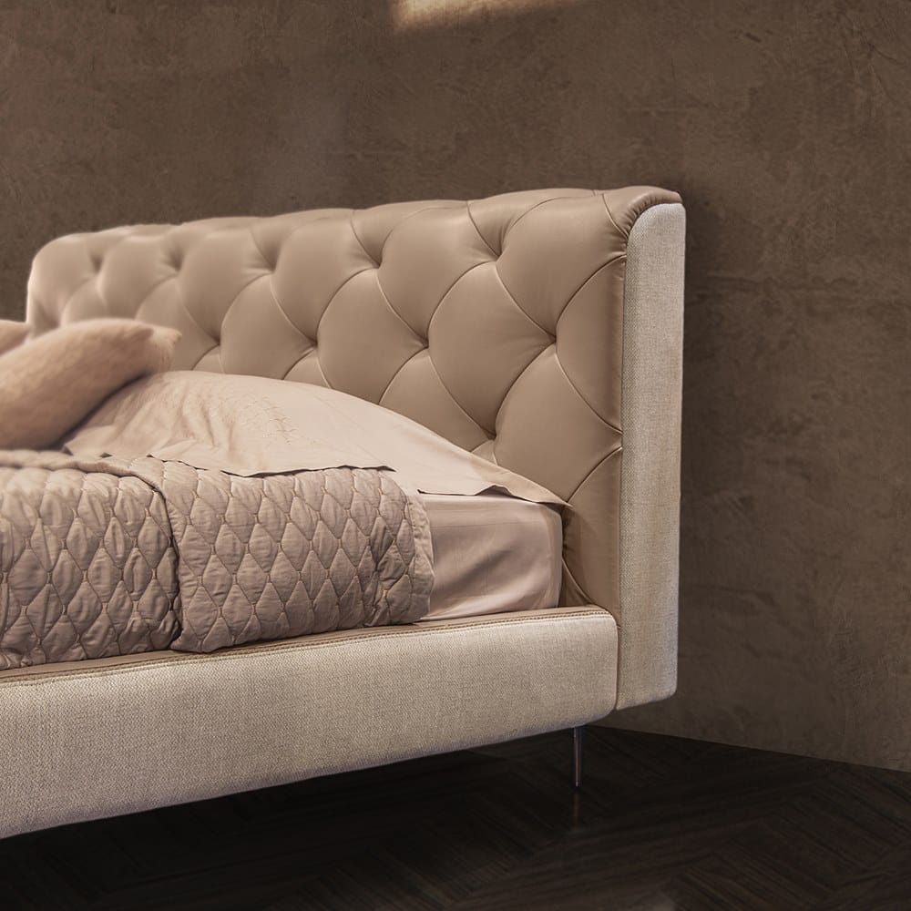 Кожаная кровать с капитонным изголовьем Formitalia Зарубежная ARCH-00026741 - Вид №1