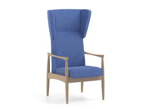 Тканевое кресло с высокой спинкой