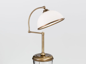 Регулируемая латунная настольная лампа