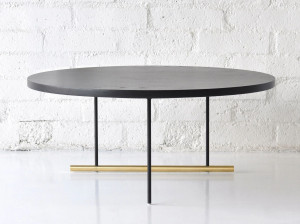 Деревянный круглый низкий журнальный столик