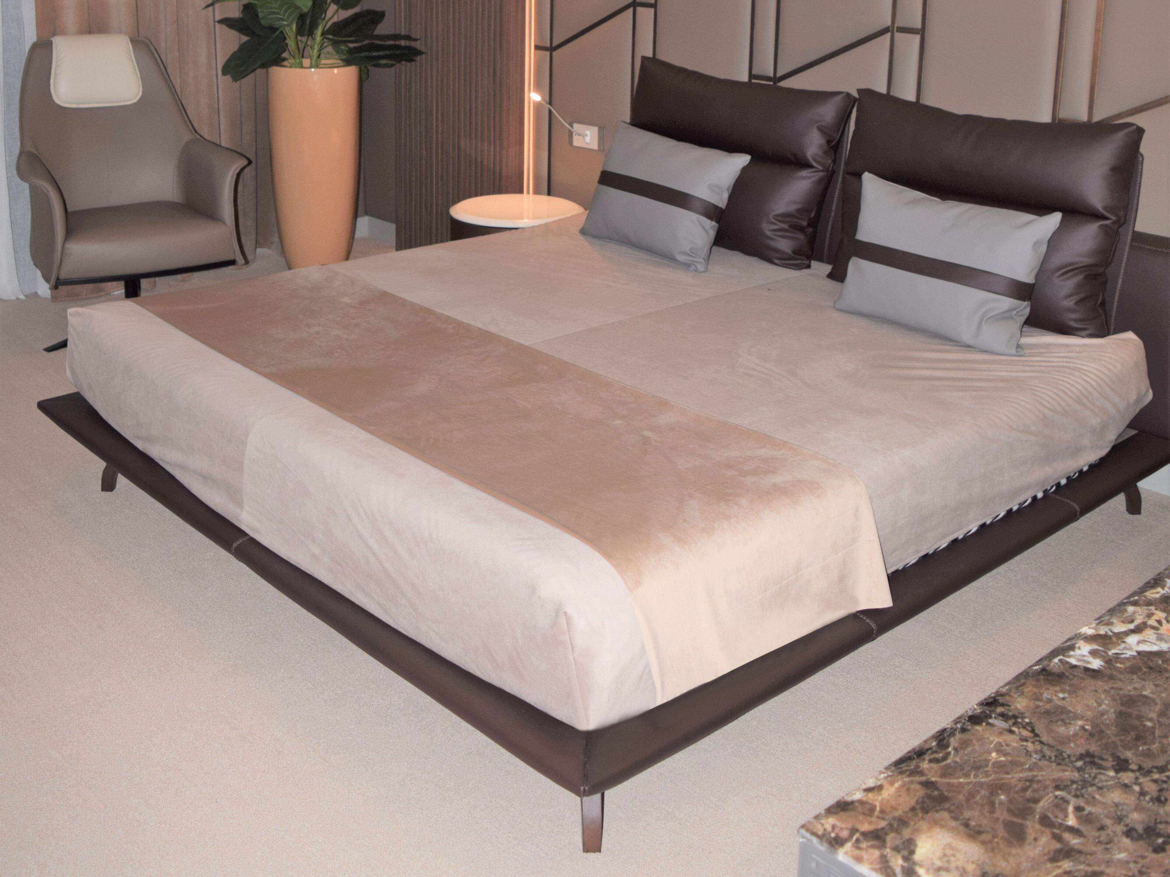 Кожаная двуспальная кровать с мягким изголовьем ABLE Carlton ARCH-00071123 - Вид №5