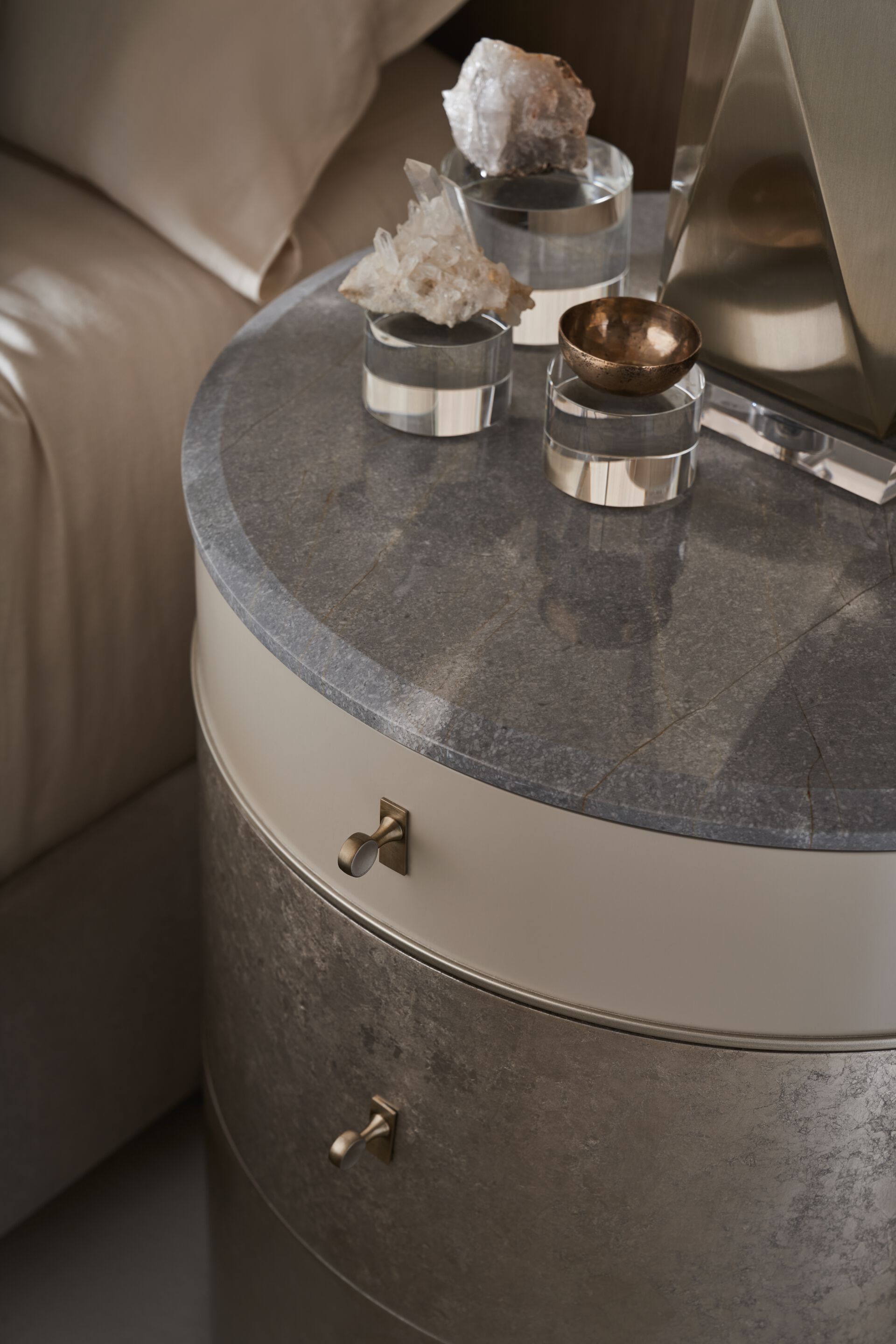 Круглая мраморная тумбочка с ящиками Caracole HANG AROUND ARCH-00101797 - Вид №1