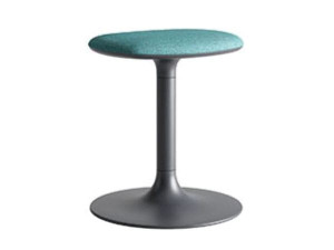 Низкий стальной стул с мягким сиденьем