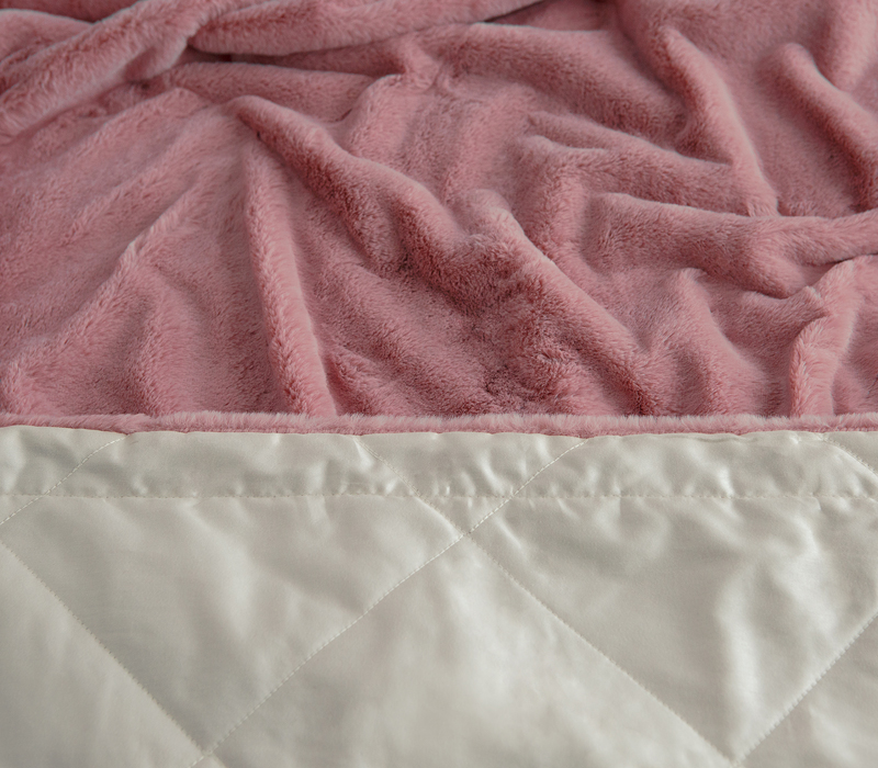Модное цветовое решение пледа PINK NECTAR станет стильным акцентом для молодежного интерьера, уютной спальни, милой детской, оживит современную гостиную. Невероятно нежная фактура высококачественного припыленного розового цвета эко-меха прекрасно согреет Victoria Stenova 111131 - Вид №4