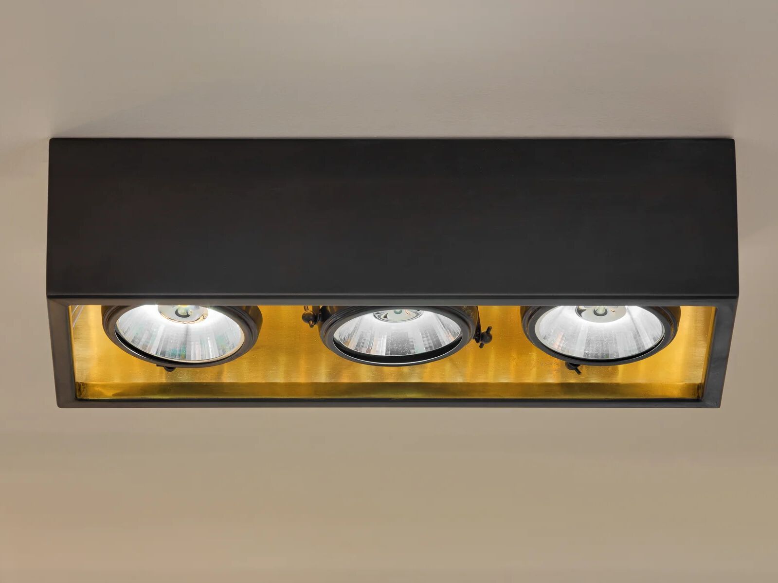 Регулируемая латунная потолочная лампа Authentage Lighting Q-Bri ARCH-00047618 - Вид №1