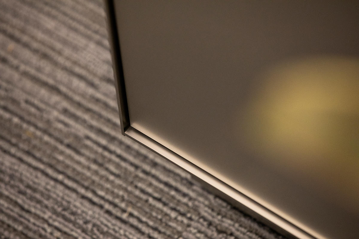 FSRT651 Деталь выравнивающей системы облицовки стен с панелями из нержавеющей стали с отделкой из морского камня, открытым внешним углом из нержавеющей стали и ребрами по периметру из нержавеющей стали Forms-surfaces  - Вид №21