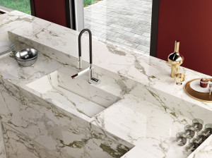 Столешница из керамогранита с мраморным эффектом