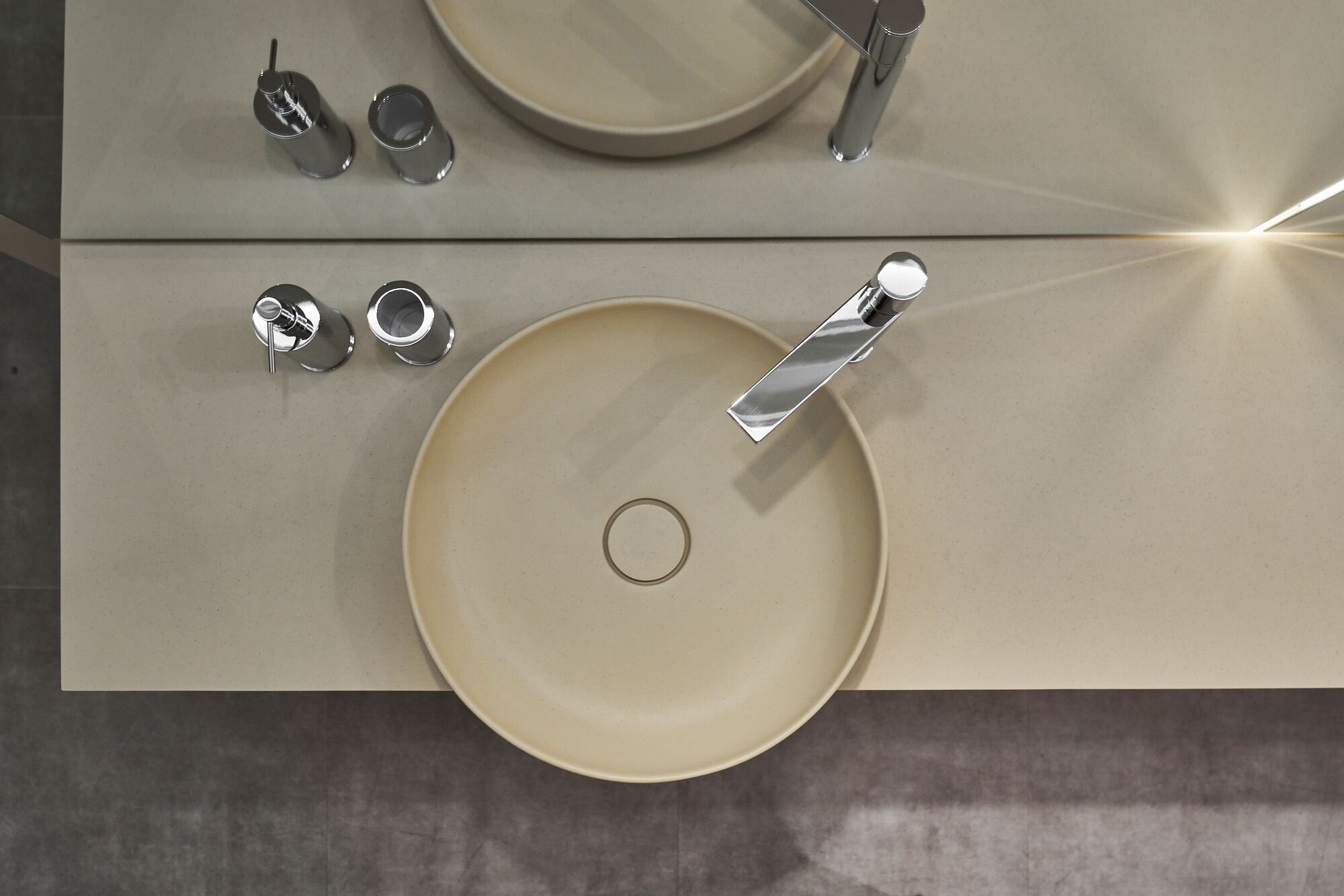 Круглый умывальник из смолы Vallvé NILO ARCH-00008177 - Вид №1