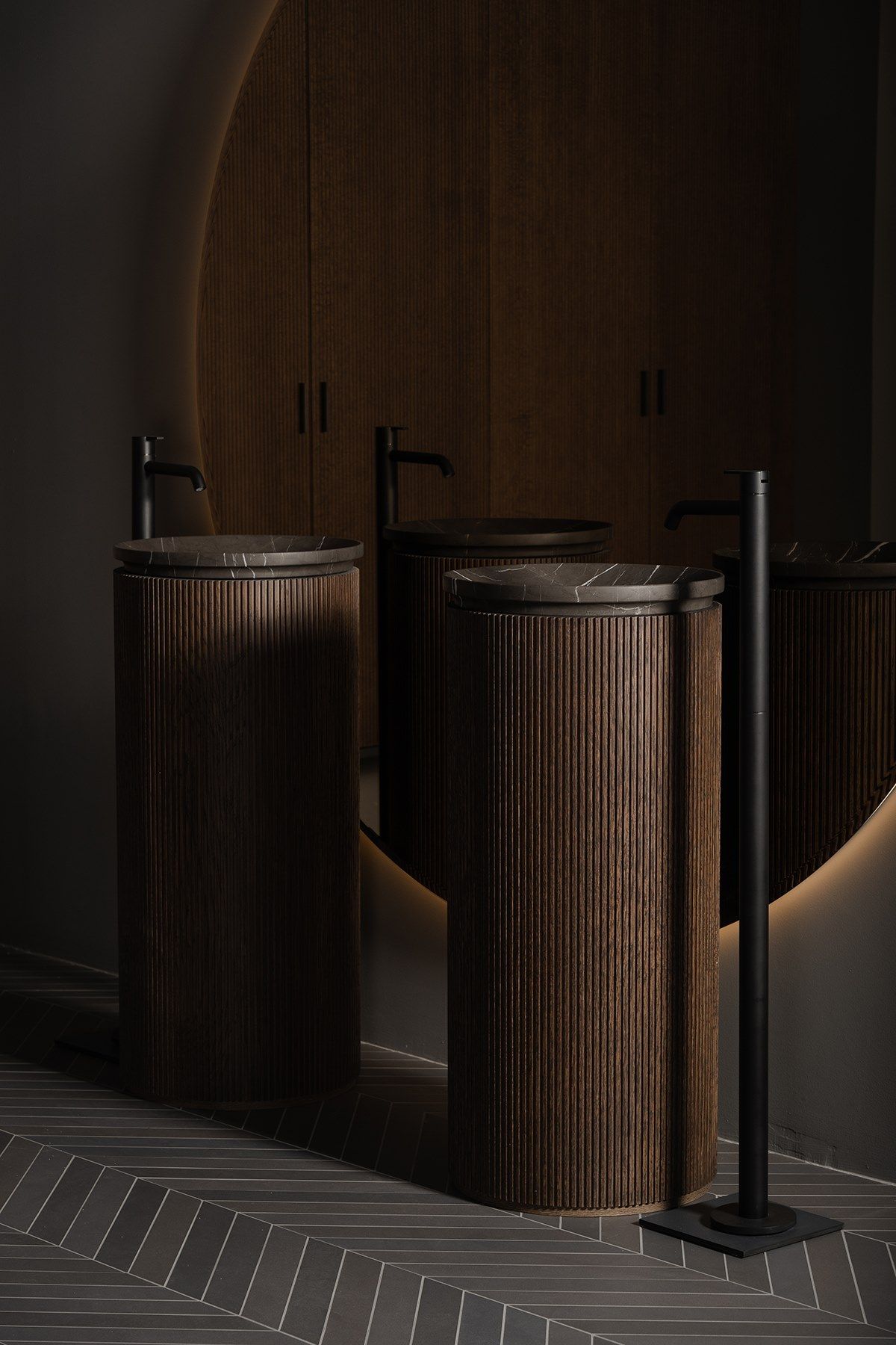 Круглый отдельно стоящий умывальник из мрамора и дуба Inbani решетки ARCH-00019008 - Вид №4