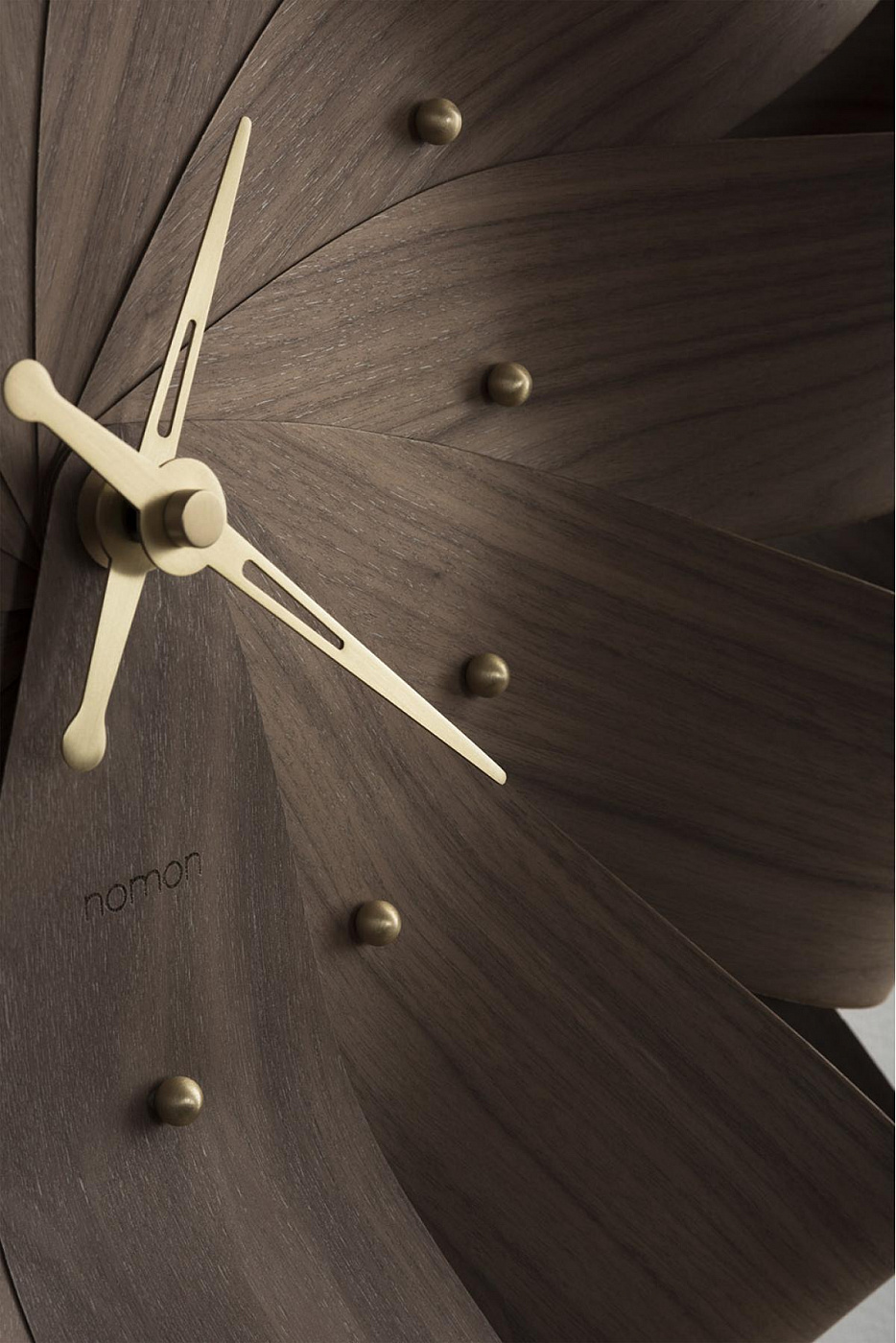 095405 Настенные часы орех-латунь Nomon Ciclo