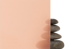 FSRT261 Стекло Vivichrome с хромисовым покрытием показано в виде конфигурации с промежуточным слоем цвета хурмы и стандартной отделкой Forms-surfaces