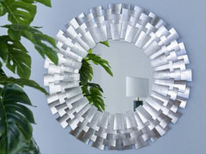 Настенное зеркало с круглой рамой