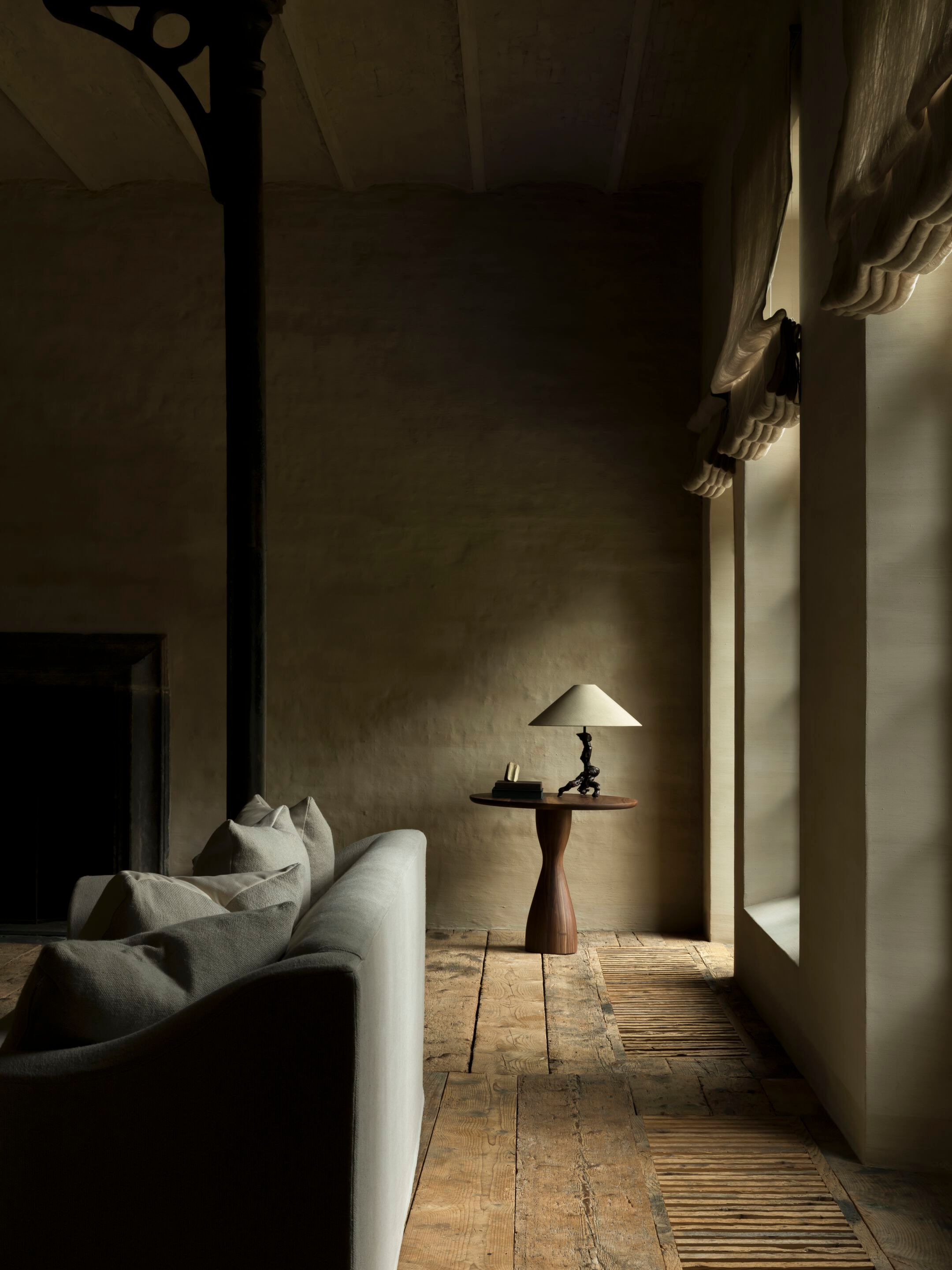 Высокий круглый журнальный столик из грецкого ореха Collett & Victor Nova ARCH-00017911