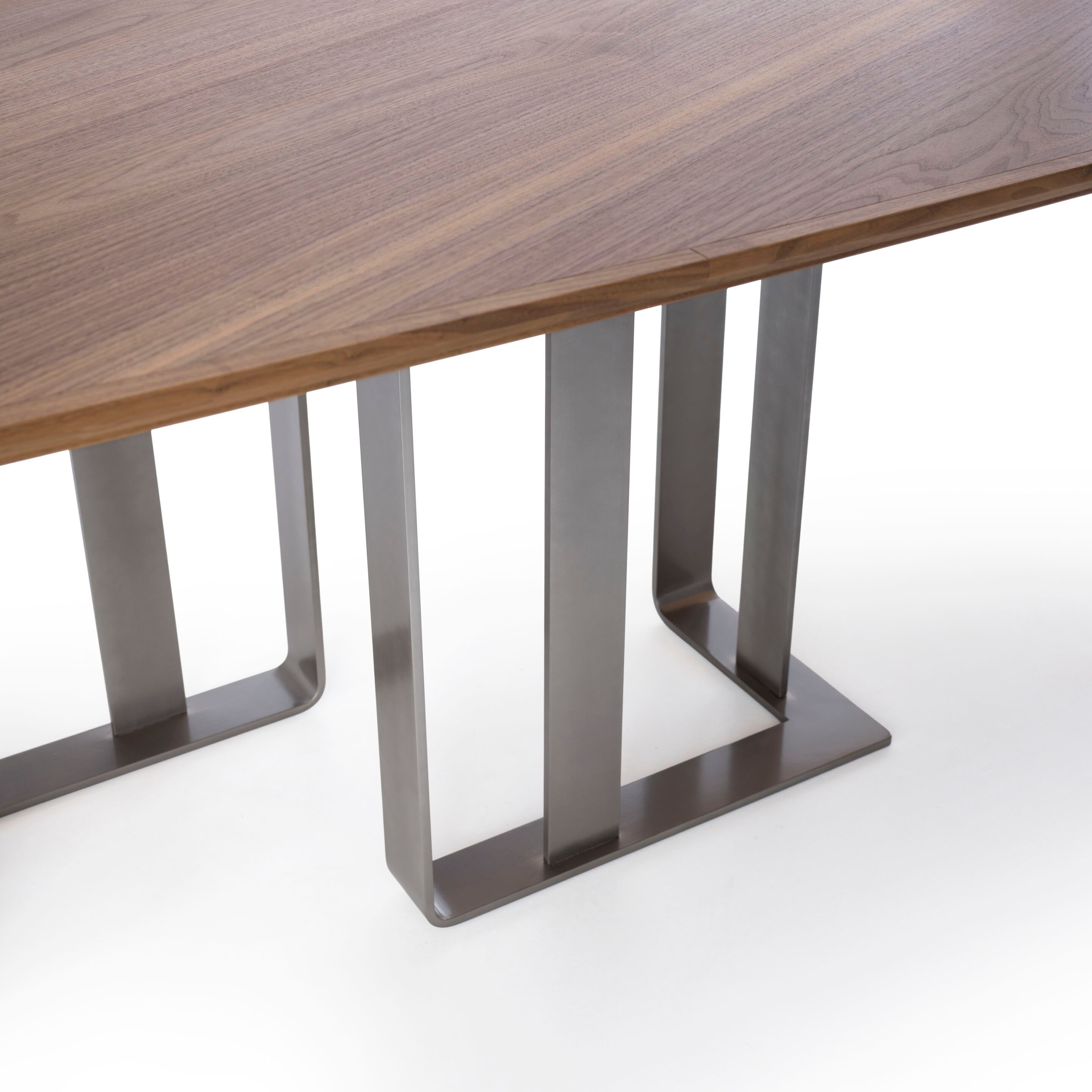 Стол с деревянной столешницей и металлической подставкой Arte Brotto Leonardo ARCH-00007663