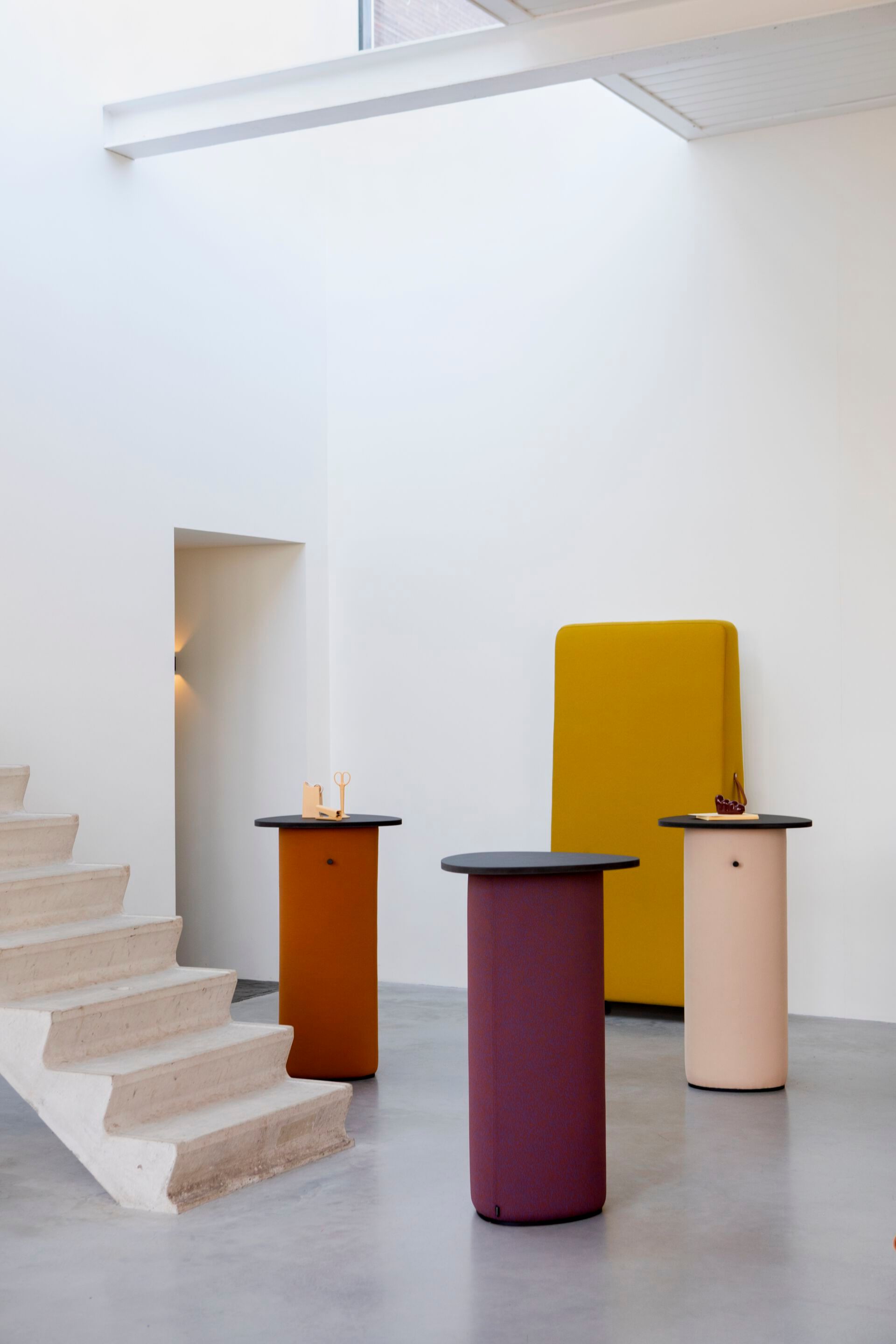 Высокий квадратный тканевый журнальный столик с деревянной столешницей Cascando Pully ARCH-00122240 - Вид №2