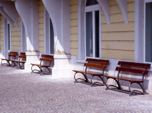 Деревянная скамья со спинкой