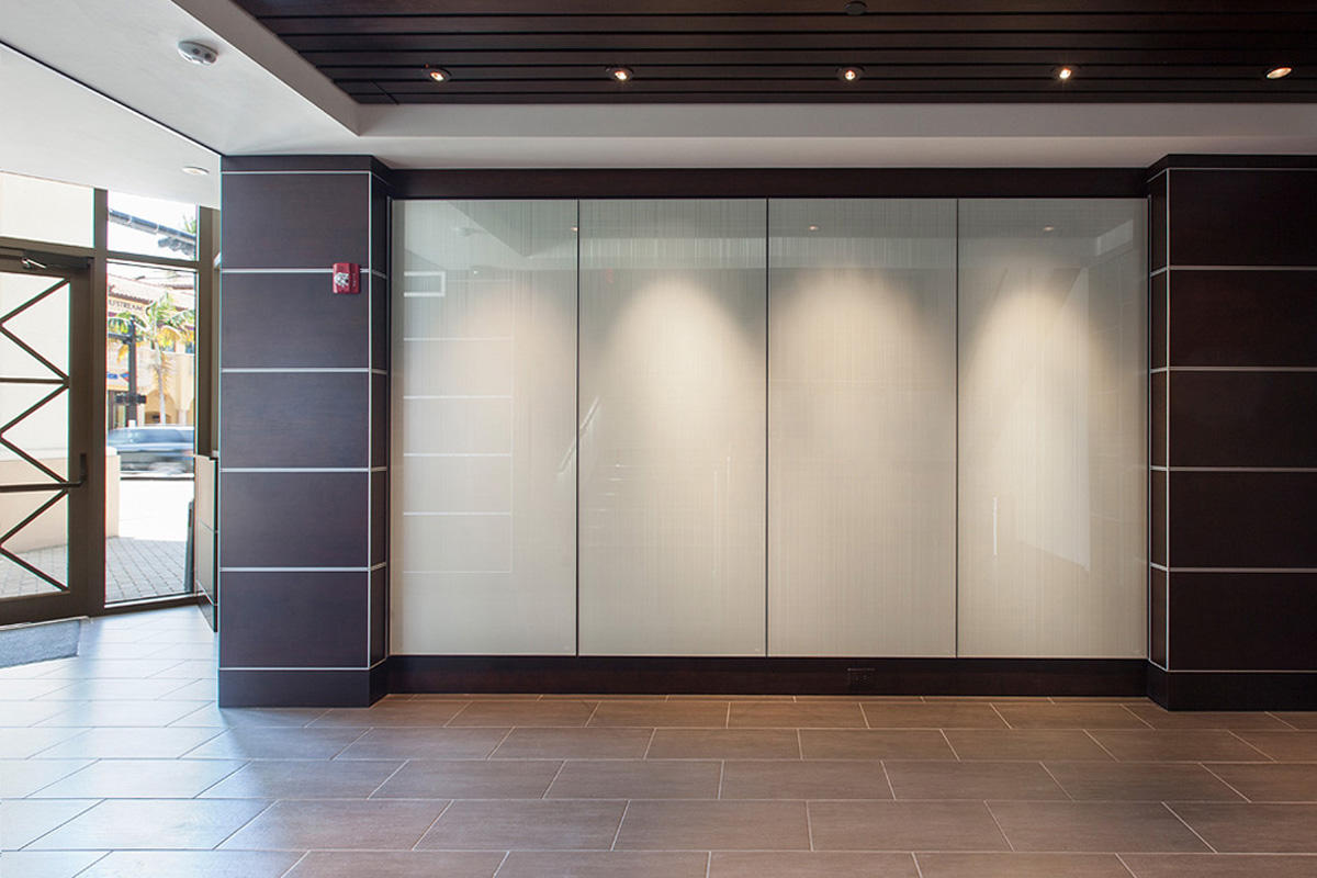 FSRT667 Система облицовки стен Levele глухими панелями; вставки из стекла вивихрома с белой прослойкой и отделкой pearlex +; нержавеющая сталь с льняной отделкой в ​​международном университете флориды - школа бизнеса райдера, медиа-лаборатории, майами, фл Forms-surfaces  - Вид №2