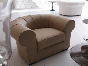 Тканевое кресло с подлокотниками