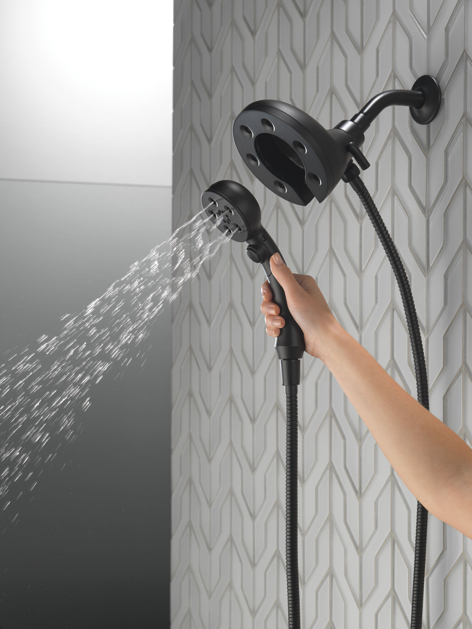 58472-BL H2Okinetic® In2ition® Душ два в одном с 4 настройками Delta Faucet Universal Showering Матовый черный  - Вид №5