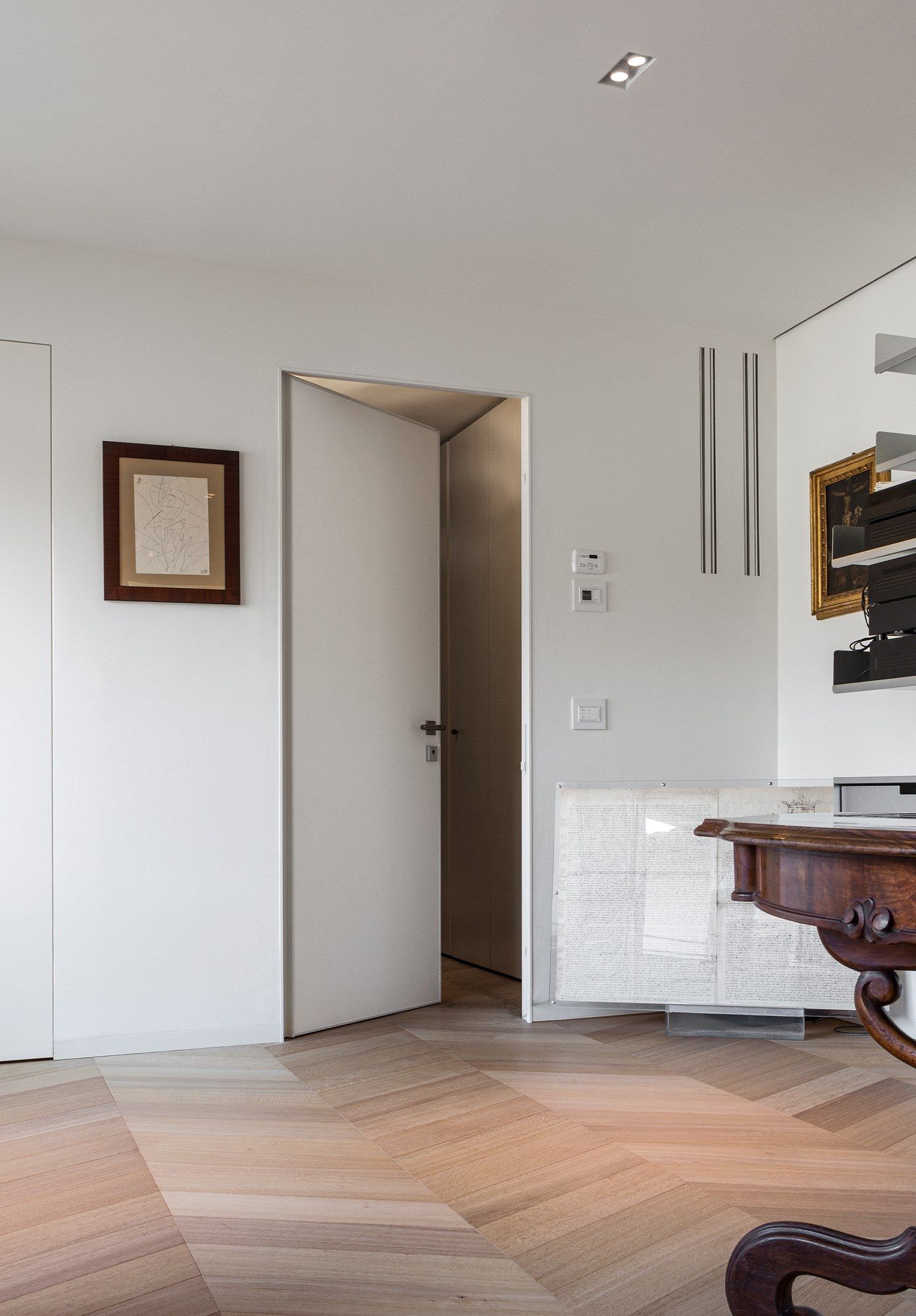 Внутренняя защитная дверь со скрытыми петлями Oikos PROJECT ARCH-00056358 - Вид №1