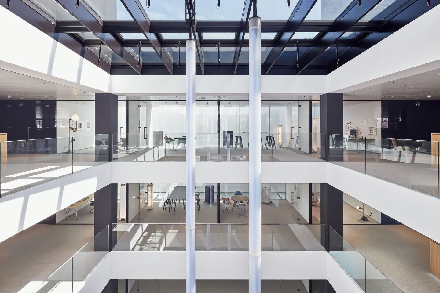 Стул из полипропилена со встроенной подушкой VITRA Eames Plastic Chair ARCH-00029064 - Вид №4