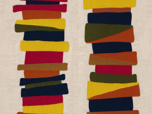 Многоцветная вышитая ткань