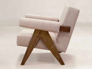 Тканевое кресло с подлокотниками