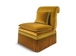 Бархатное кресло с подлокотниками