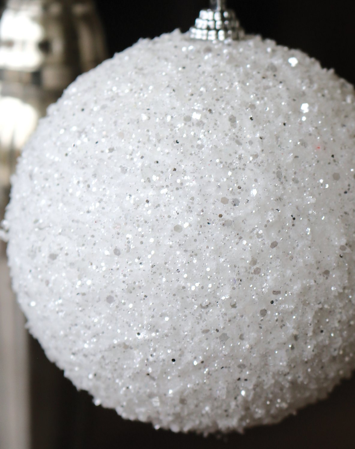 8833 796 a3 Растение-шар искусственный с глиттером, Ø 12 см, бело-серебристый H-andreas  - Вид №1