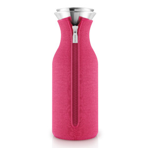 567983 Графин fridge в неопреновом текстурном чехле 1 л розовый Eva Solo