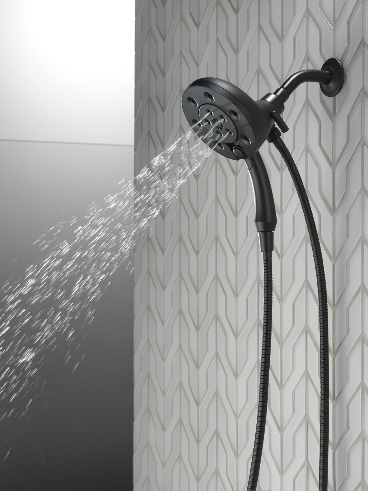 58472-BL H2Okinetic® In2ition® Душ два в одном с 4 настройками Delta Faucet Universal Showering Матовый черный  - Вид №7
