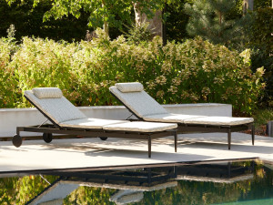 Лежак для сада с колесами