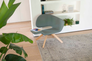 Тканевое кресло с деревянным каркасом