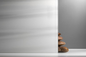 FSRT452 Стекло Vivitela shibori показано в конфигурации отражения с прослойкой marina в белом цвете и отделкой pearlex + Forms-surfaces