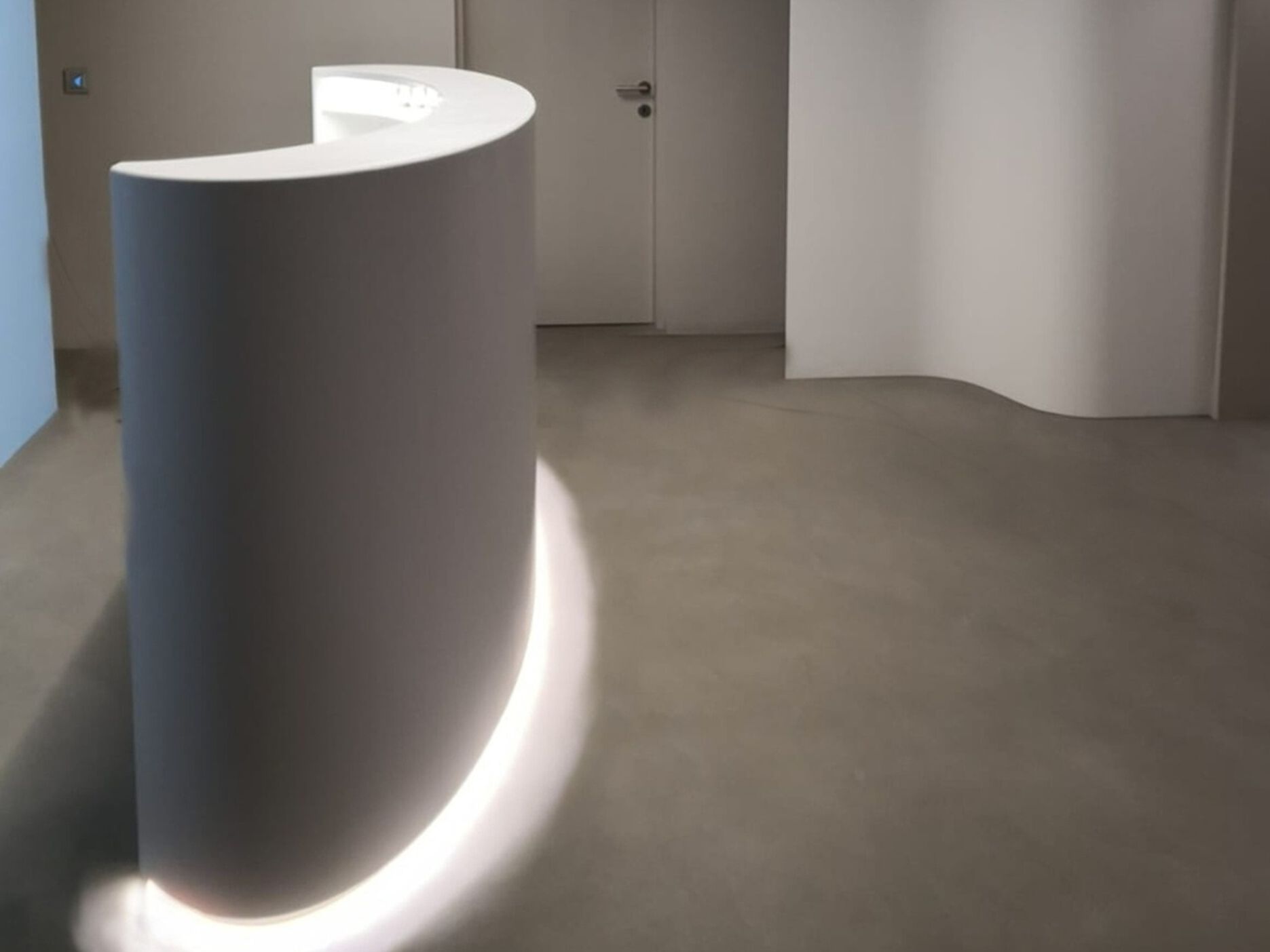 Banco reception in Corian® AMOSDESIGN KUTZBUHL ARCH-00107596 - Вид №1