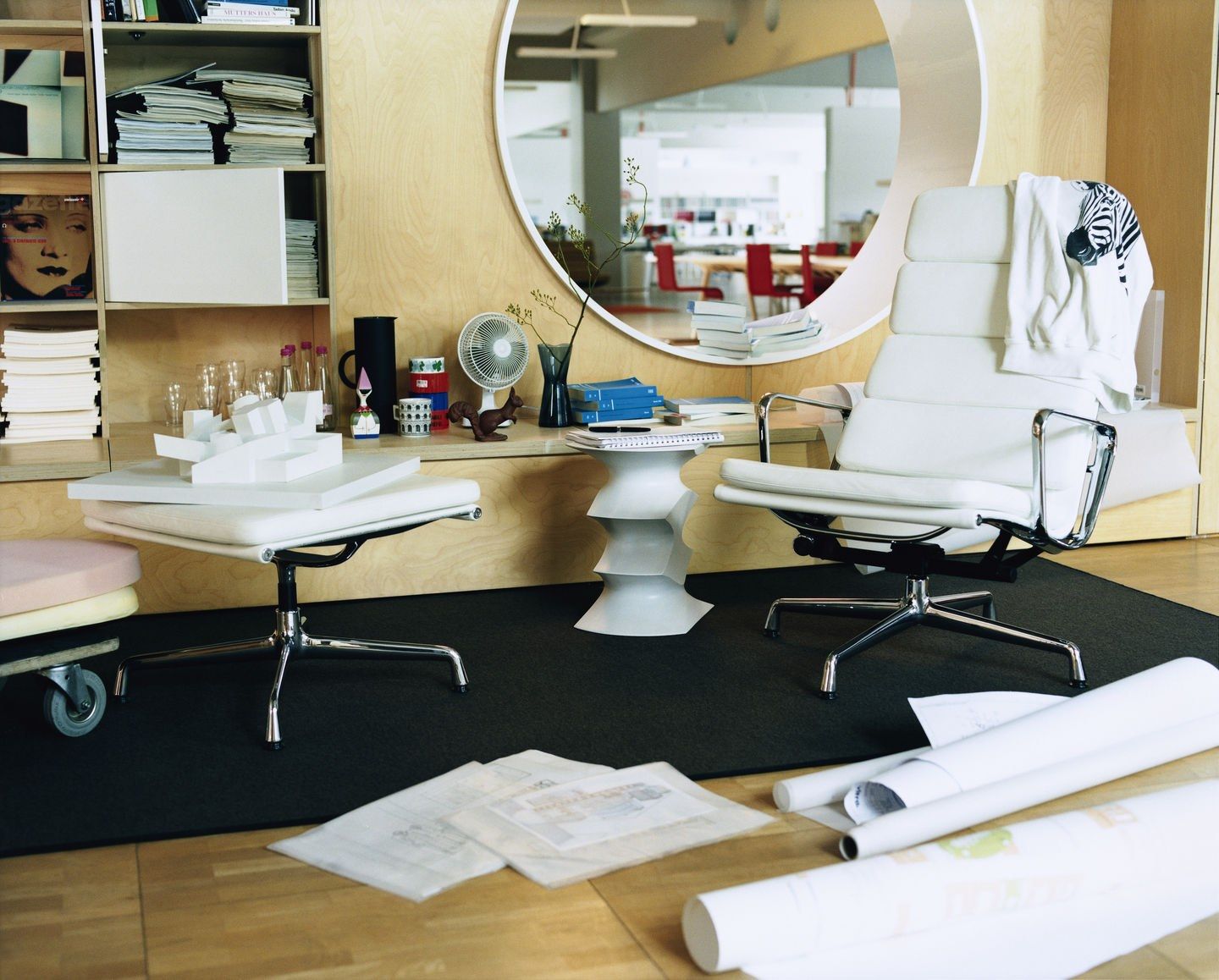 Кожаное кресло с откидывающейся спинкой VITRA Eames Soft Pad Group ARCH-00125088 - Вид №4