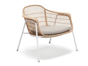 Плетеное садовое кресло с подлокотниками