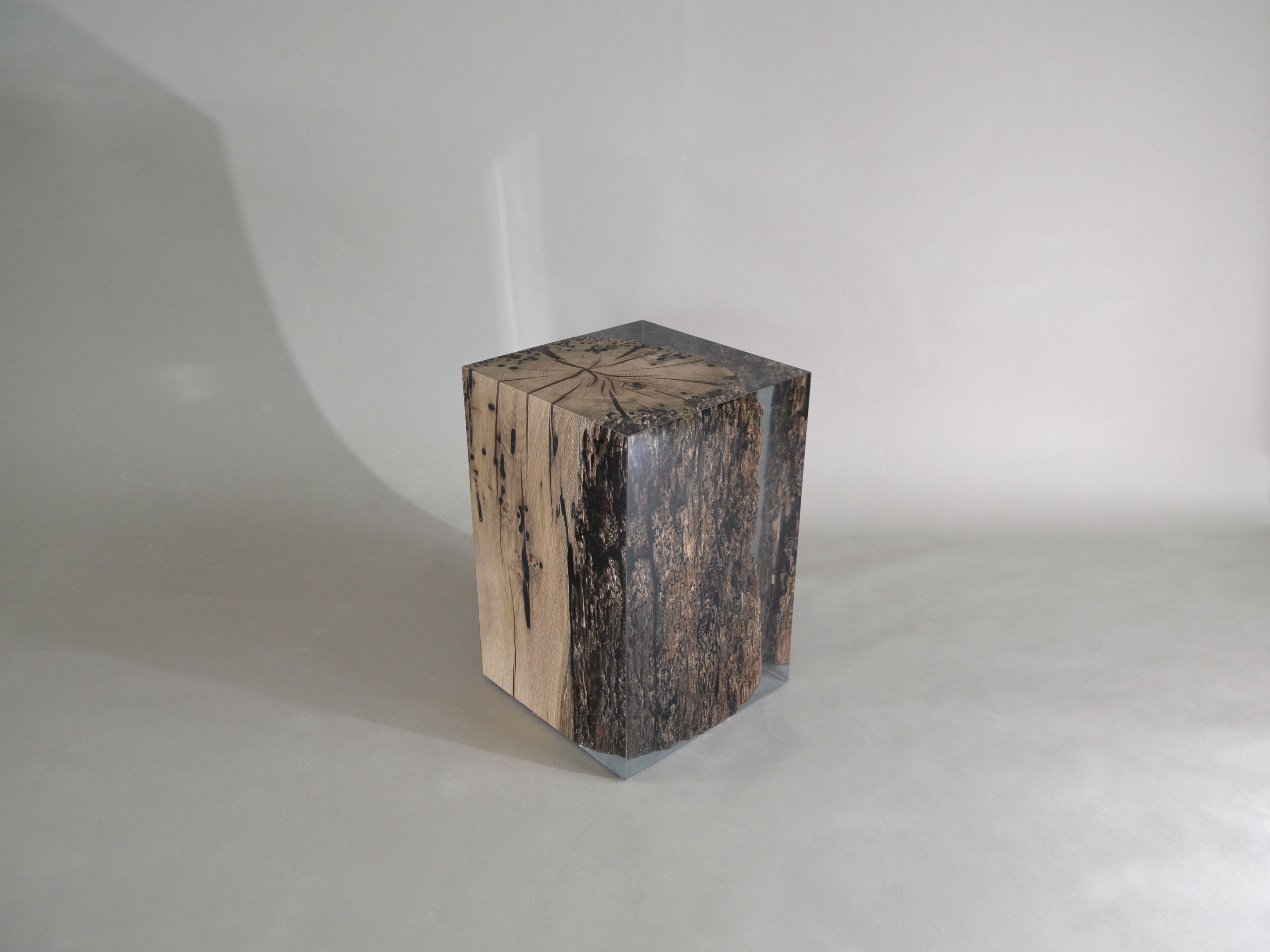 Табурет / журнальный столик из дуба и смолы alcarol Bricola ARCH-00047970